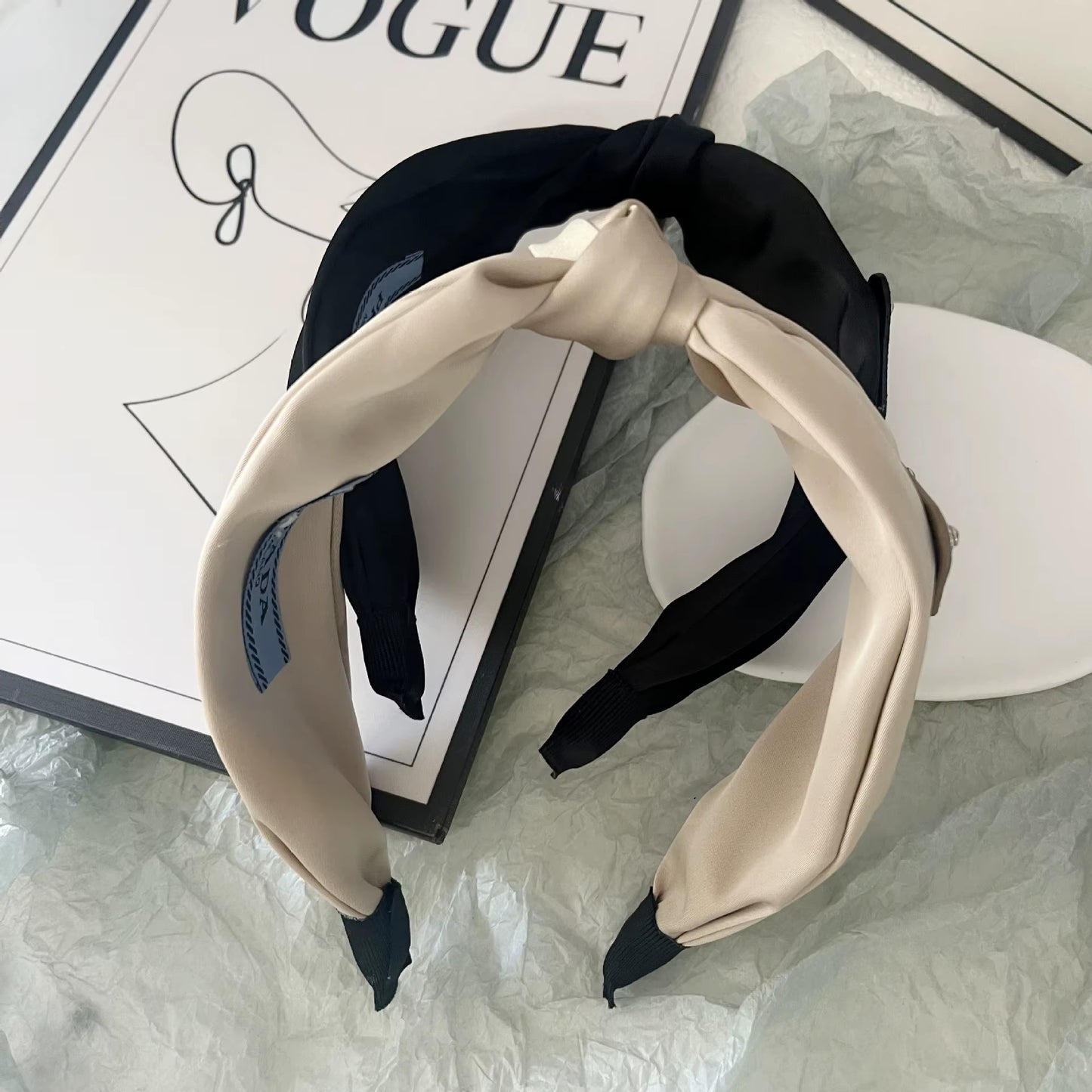 Triangular-Shaped Knotting Wide-Edge Headband, a Fashionable and Elegant Twisted Hairband with a Knot Design.