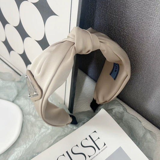 Triangular-Shaped Knotting Wide-Edge Headband, a Fashionable and Elegant Twisted Hairband with a Knot Design.